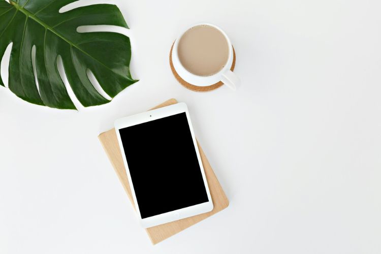 casa minimalista, decoração minimalista, casa minimalista e funcional. Imagem de um tablet, uma xícara de café e uma planta